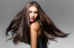 Read more about the article 7 veiksmingi būdai pasirūpinti plaukais, kad jie atrodytų FANTASTIŠKAI