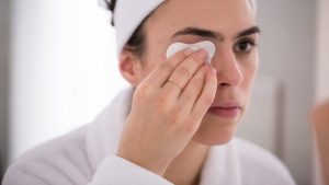 Read more about the article Kaip teisingai nuvalyti akių makiažą?